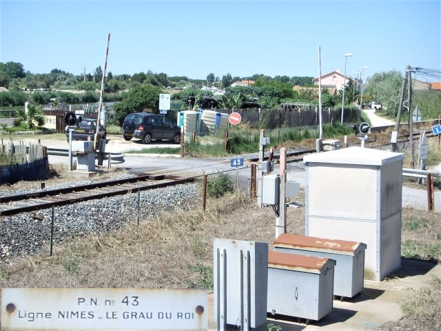 Gard - Aigues Mortes - passage à niveau