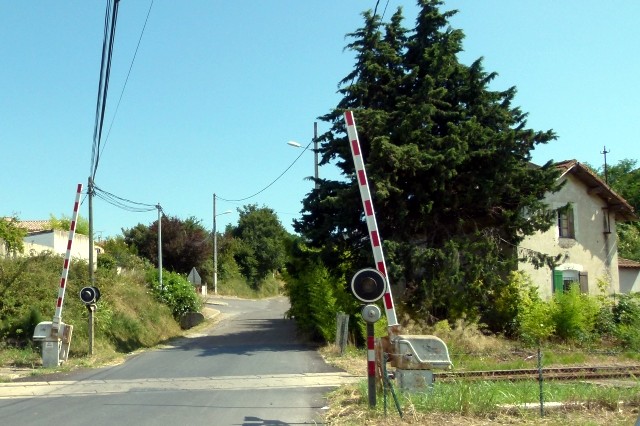 Gard - Beauvoisin - passage à niveau