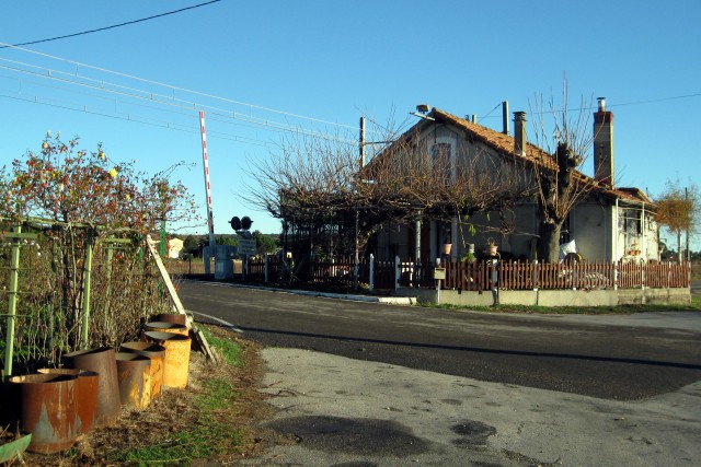 Gard - Bezouce - passage à niveau