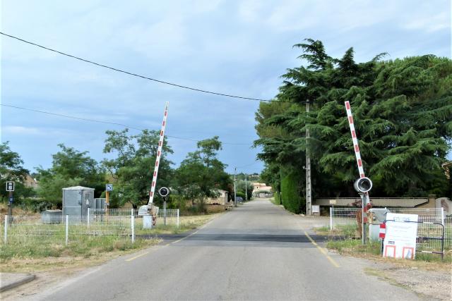 Gard - Castillon du Gard - passage à niveau