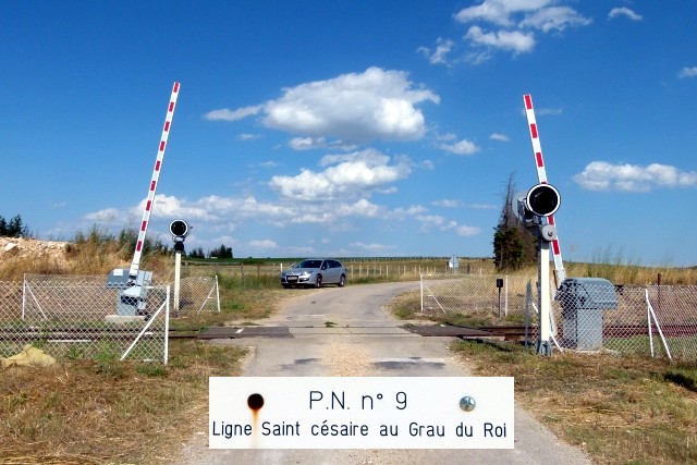 Gard - Générac - passage à niveau