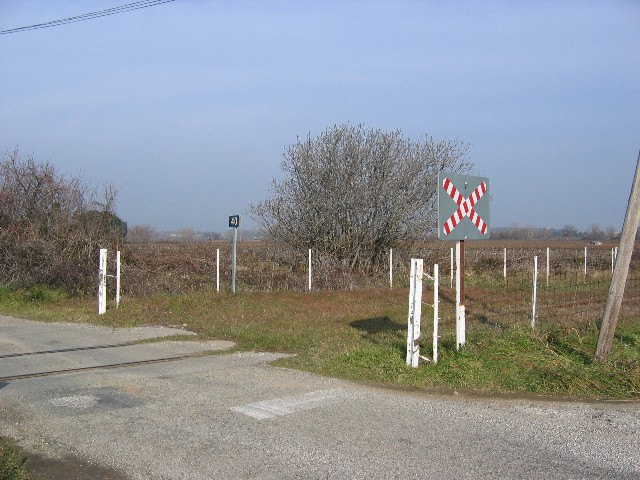 Gard - Laudun l'Ardoise - passage à niveau