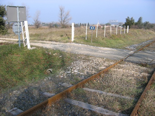 Gard - Laudun l'Ardoise - passage à niveau