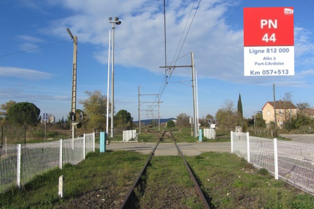 Gard - Laudun l'Ardoise - passage à niveau