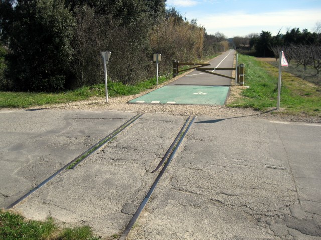Gard - Montfrin - passage à niveau