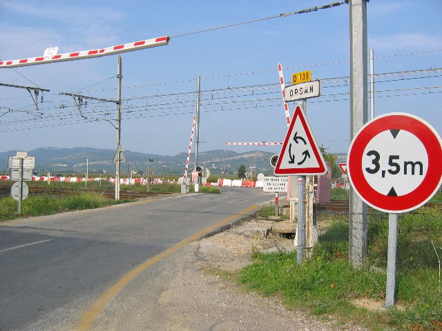 Gard - Orsan - passage à niveau