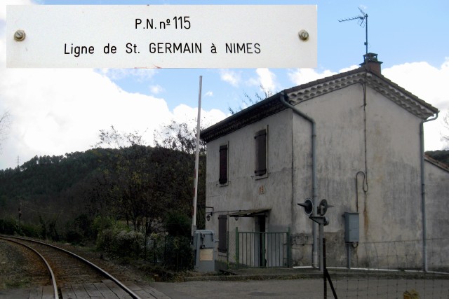 Gard - Saint Martin de Valgalgues - passage à niveau