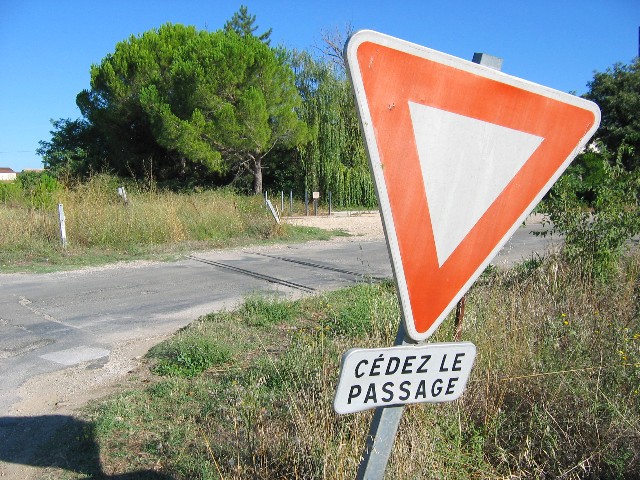 Gard - Vers Pont du Gard - passage à niveau