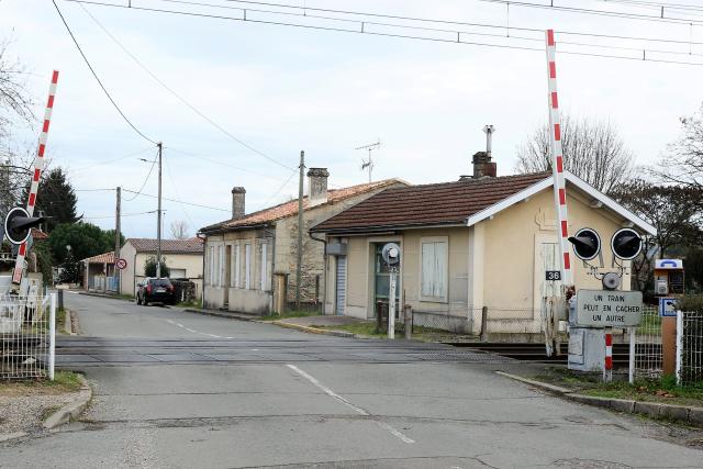 Gironde - Arbanats - passage à niveau