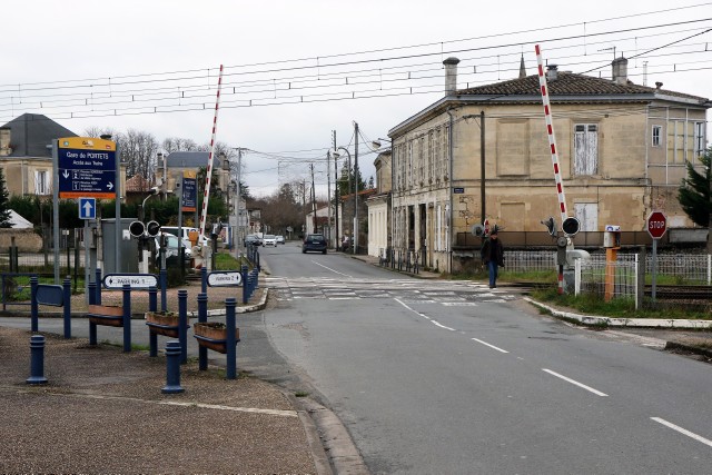 Gironde - Portets - passage à niveau