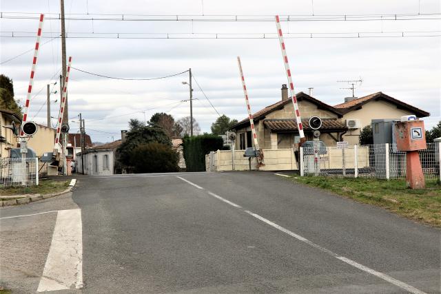 Gironde - Preignac - passage à niveau