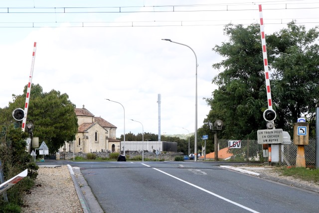 Gironde - Saint Médard d'Eyrans - passage à niveau