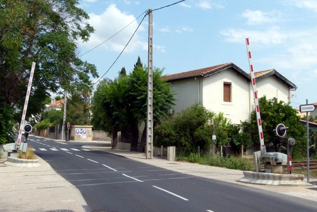 Hérault - Pézenas - passage à niveau