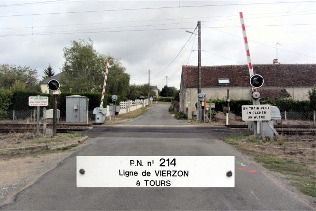 Indre et Loire - La Croix en Touraine - passage à niveau
