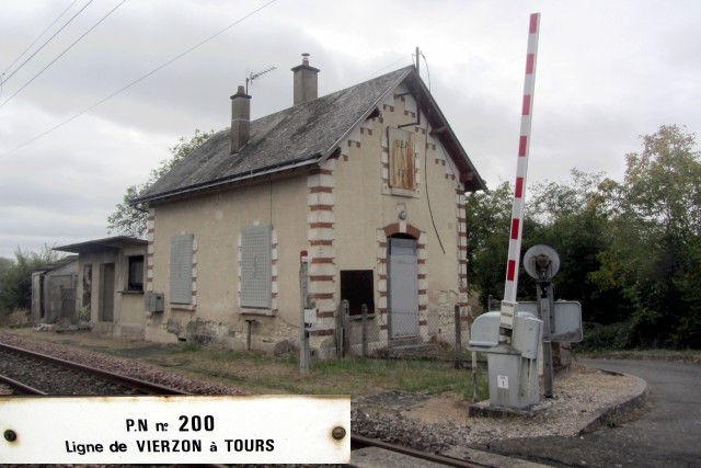 Loir et Cher - Monthou sur Cher - passage à niveau