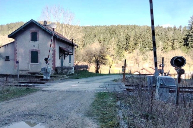 Puy de Dôme - Chabreloche - passage à niveau