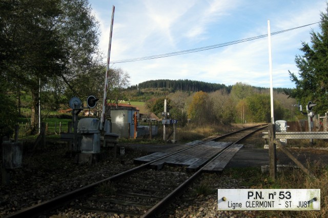 Loire - Noirétable - passage à niveau