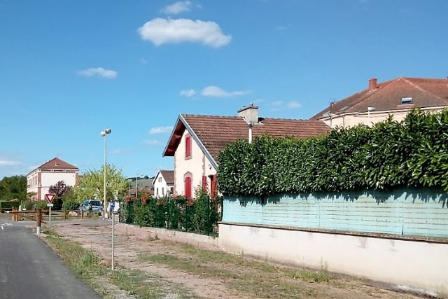 Loire - Pouilly sous Charlieu - passage à niveau