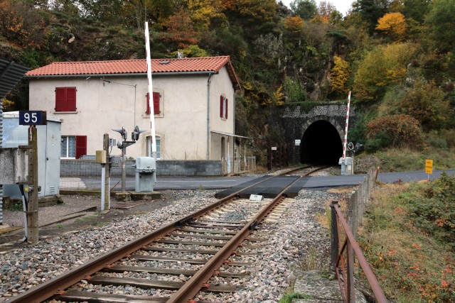 Haute Loire - Chanteuges - passage à niveau