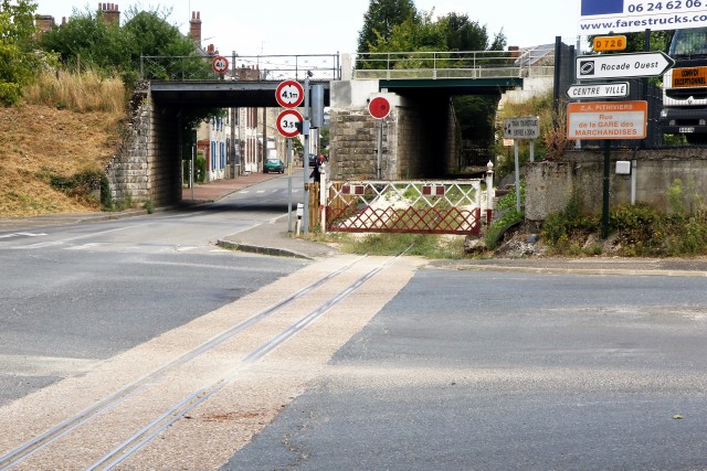 Loiret - Pithiviers - passage à niveau