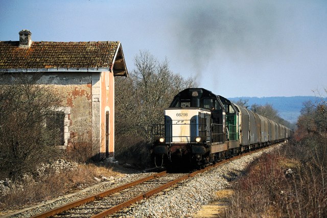 Lot - Alvignac - passage à niveau
