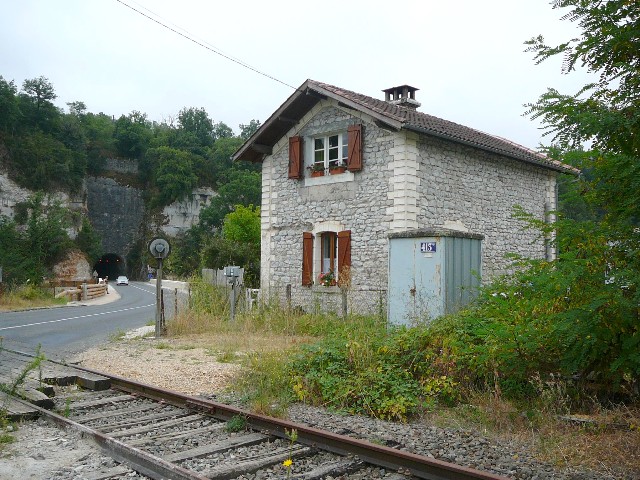 Lot - Bouziès - passage à niveau