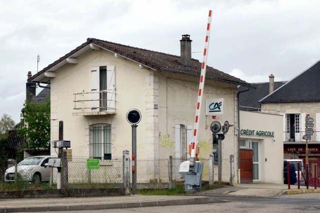 Lot - Les Quatre Routes du Lot - passage à niveau