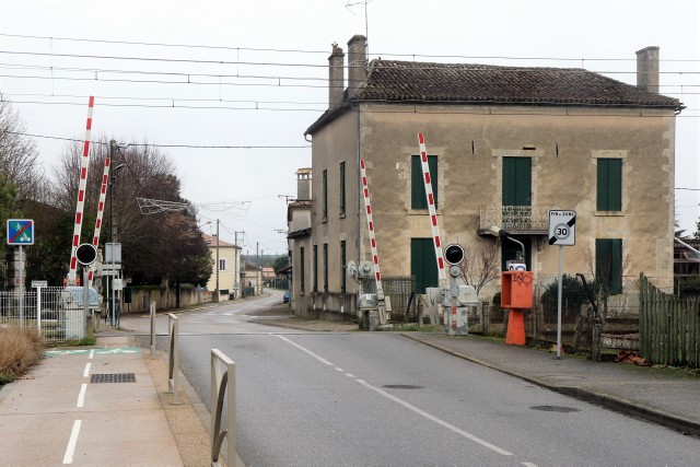 Lot et Garonne - Sainte Bazeille - passage à niveau