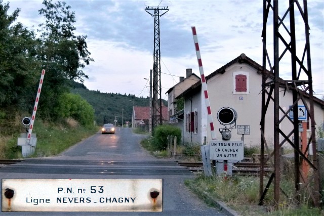 Nièvre - Millay - passage à niveau