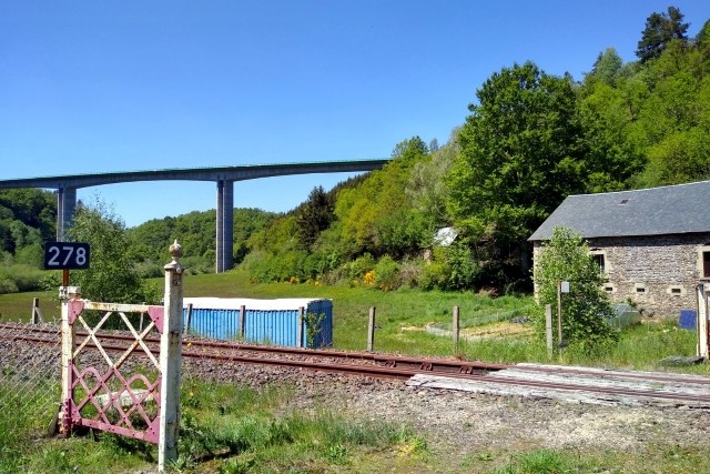 Puy de Dôme - Bourg Lastic - passage à niveau