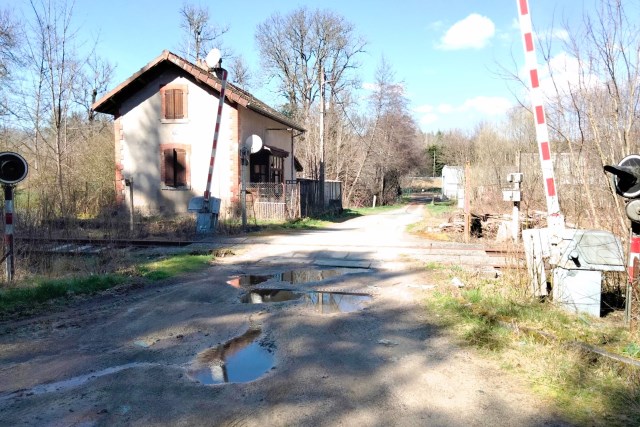 Puy de Dôme - Celles sur Durolle - passage à niveau