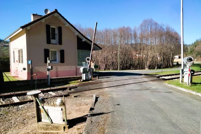 Puy de Dôme - Celles sur Durolle - passage à niveau