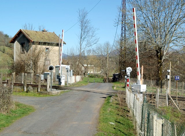 Puy de Dôme - Gelles - passage à niveau