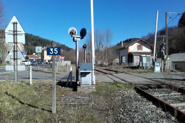 Puy de Dôme - La Monnerie le Montel - passage à niveau