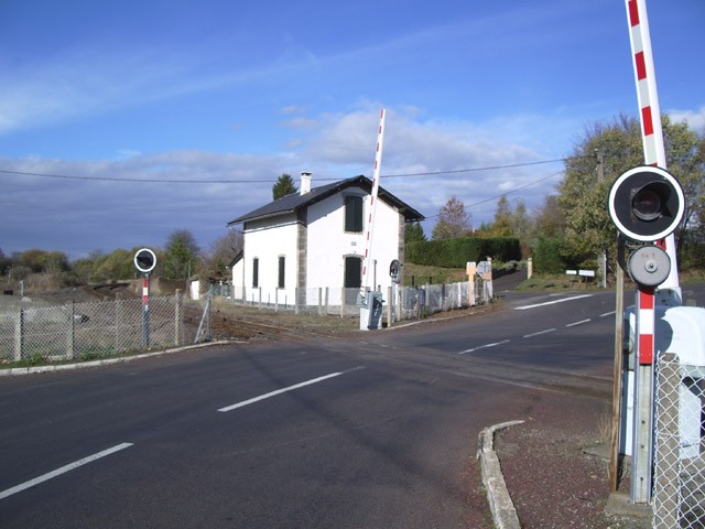 Puy de Dôme - Saint Sauves d'Auvergne - passage à niveau