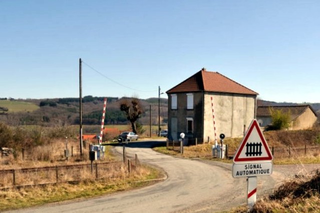 Puy de Dôme - Youx - passage à niveau