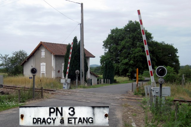 Saône et Loire - Laizy - passage à niveau