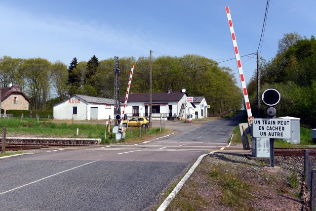 Saône et Loire - Saint Didier sur Arroux - passage à niveau