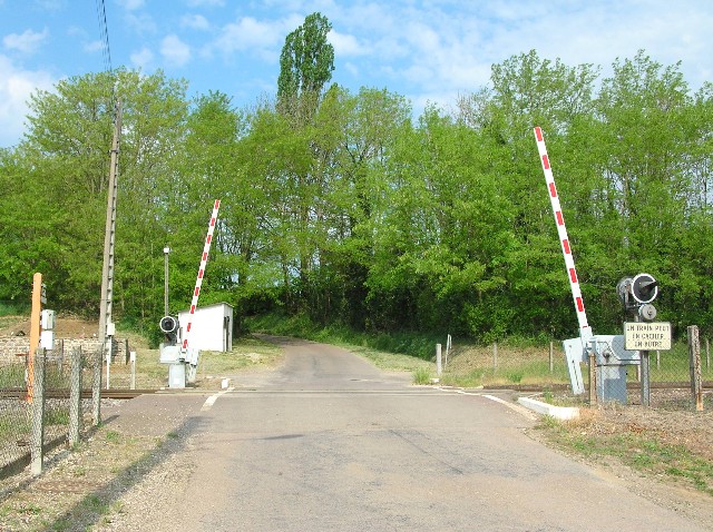 Saône et Loire - Saint Gilles - passage à niveau