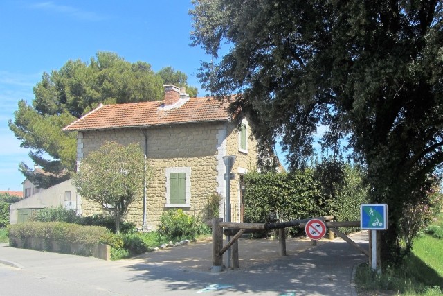 Vaucluse - Camaret sur Aigues - passage à niveau