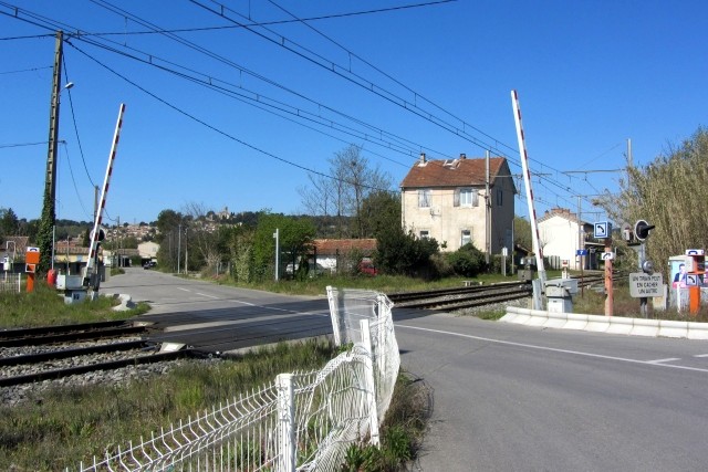 Vaucluse - Châteauneuf de Gadagne - passage à niveau