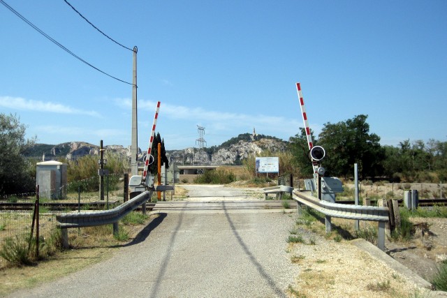 Vaucluse - Cheval Blanc - passage à niveau