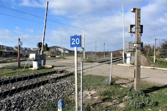 Vaucluse - Cheval Blanc - passage à niveau