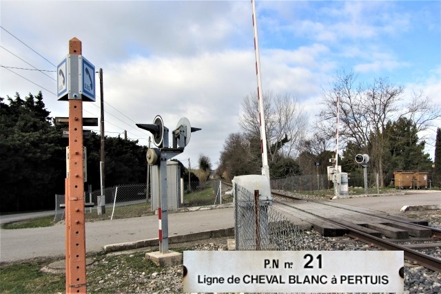 Vaucluse - Cheval Blanc - passage à niveau