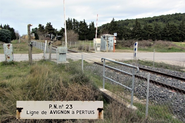 Vaucluse - Cheval Blanc - passage à niveau