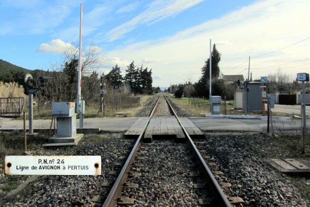 Vaucluse - Cheval Blanc - passage à niveau