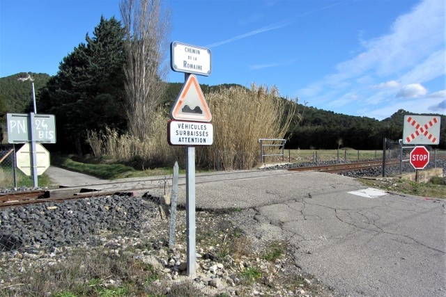 Vaucluse - Cheval Blanc - passage à niveau