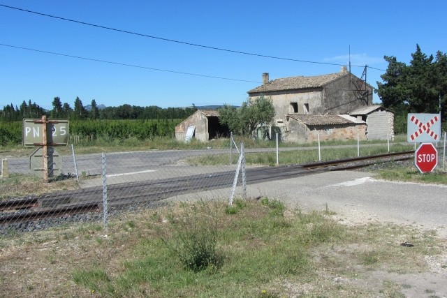 Vaucluse - Cheval Blanc - passage à niveau