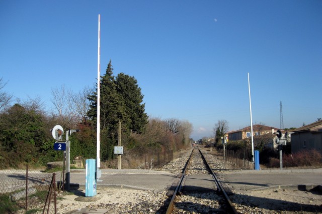 Vaucluse - Entraigues sur la Sorgue - passage à niveau