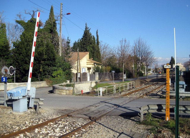 Vaucluse - Entraigues sur la Sorgue - passage à niveau